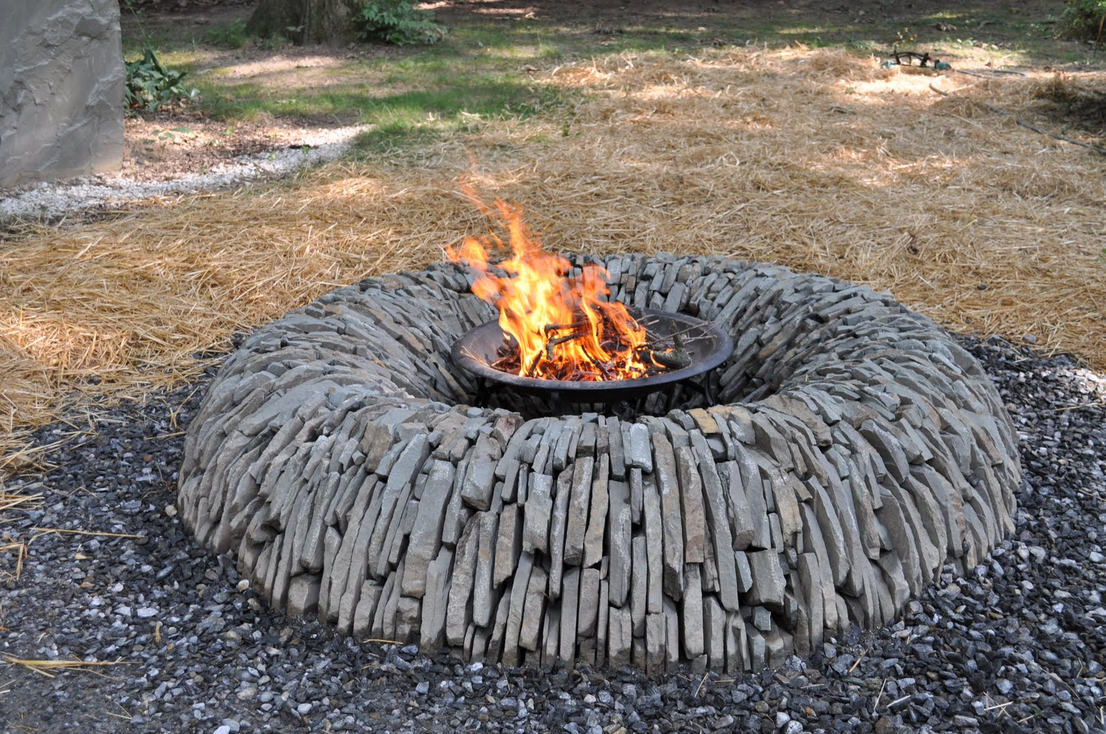 Blue-stoen-backyard-fire-pit-ideas