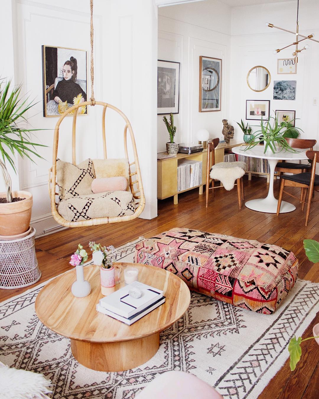 Boho-swingasan-in-bohemian-living-room-with-hanging-chair-via-@reserve_home