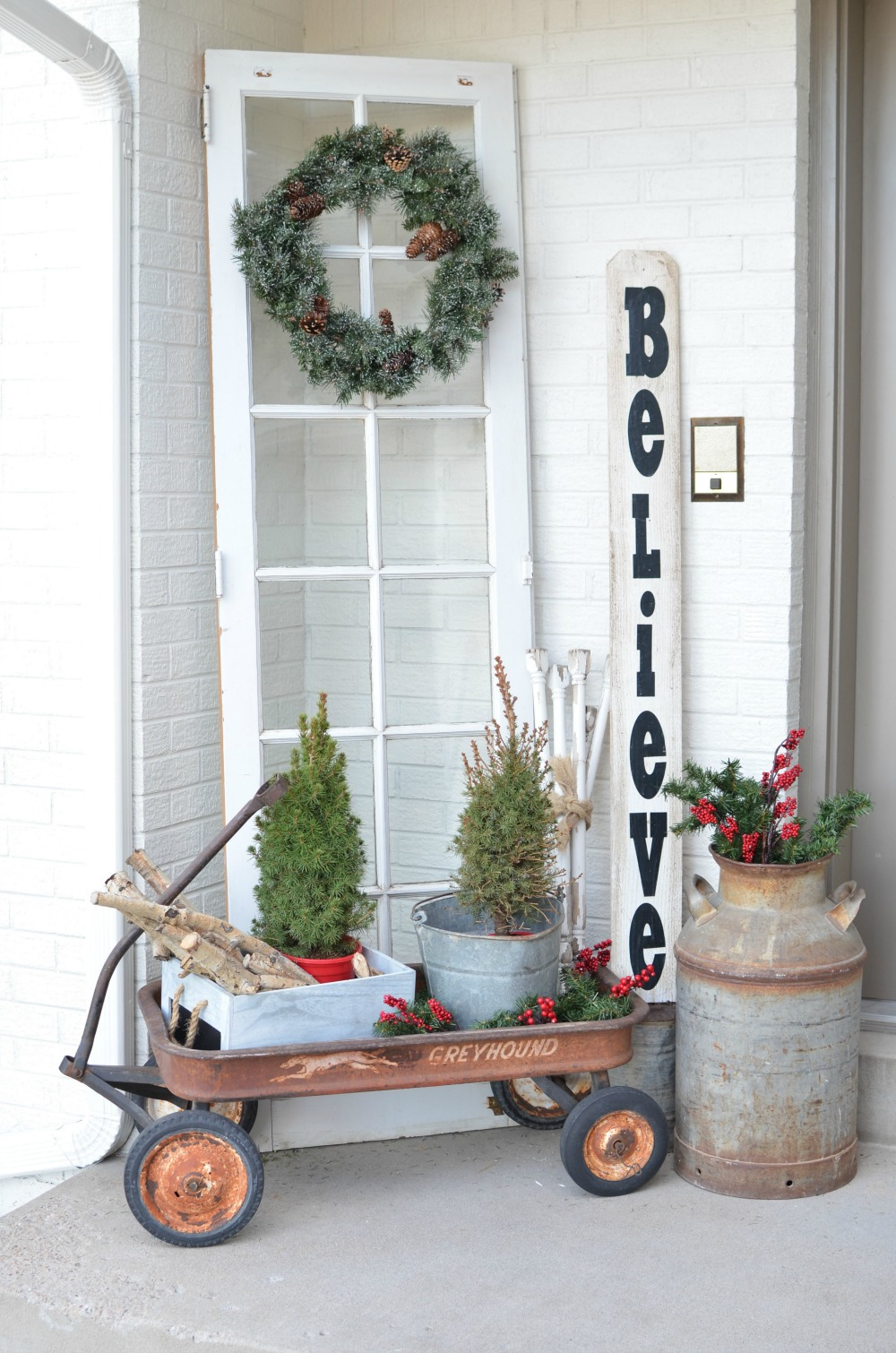 Christmas-on-the-front-porch.-vintage-christmas-decor-ideas-for-your-front-porch.-2