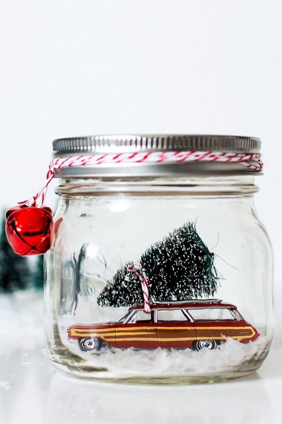 Creative-diy-snow-globe-mason-jars-ideas-13