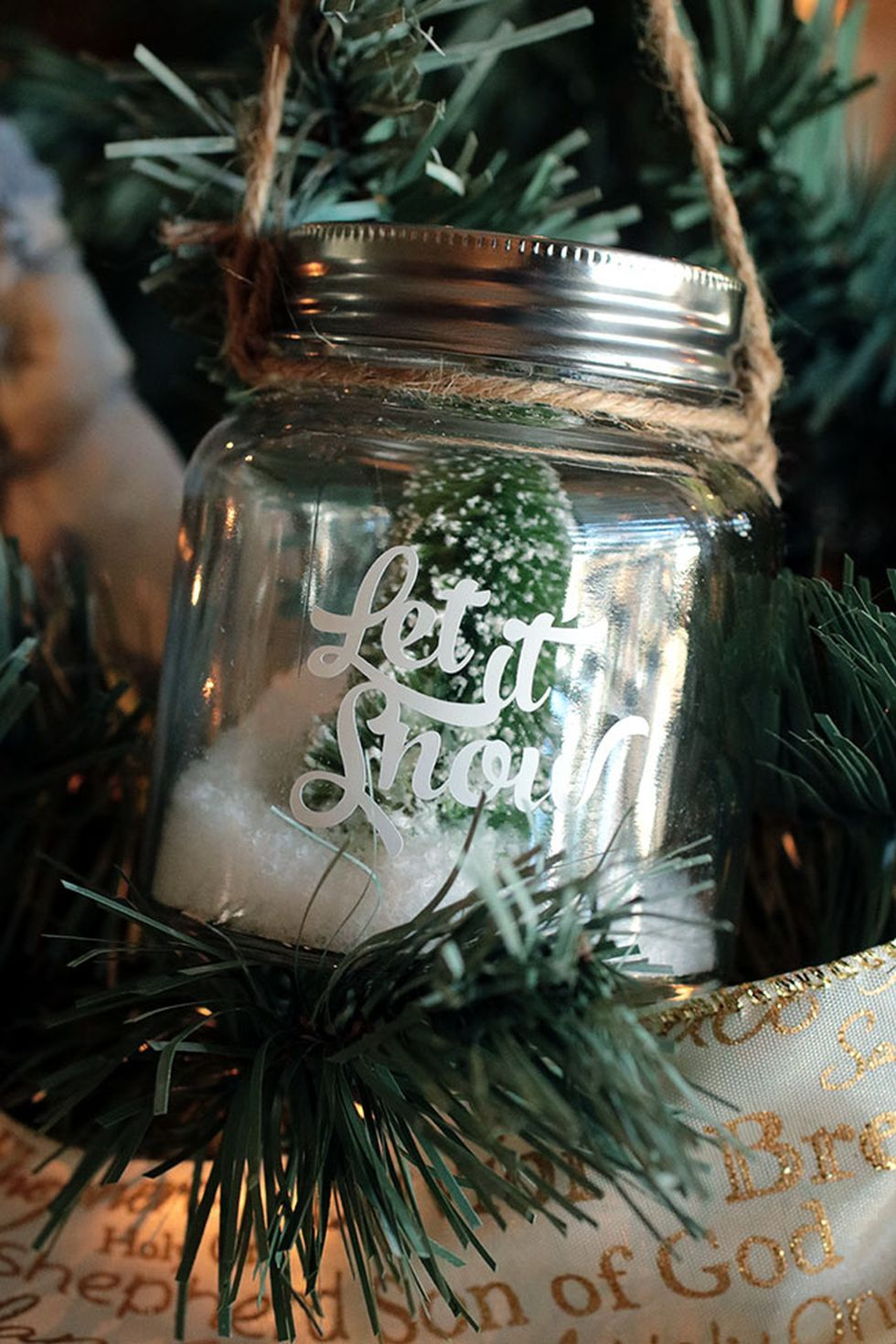 Creative-diy-snow-globe-mason-jars-ideas-14
