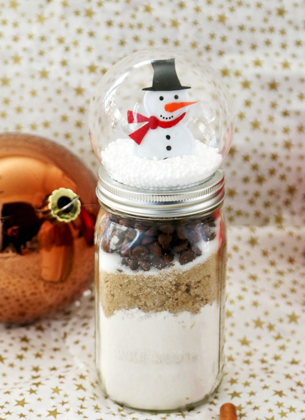 Creative-diy-snow-globe-mason-jars-ideas-45