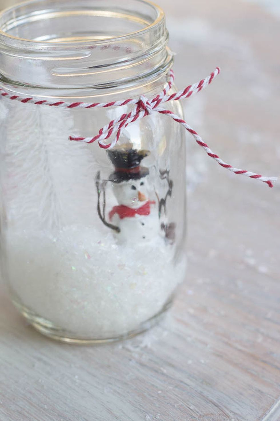 Creative-diy-snow-globe-mason-jars-ideas-49