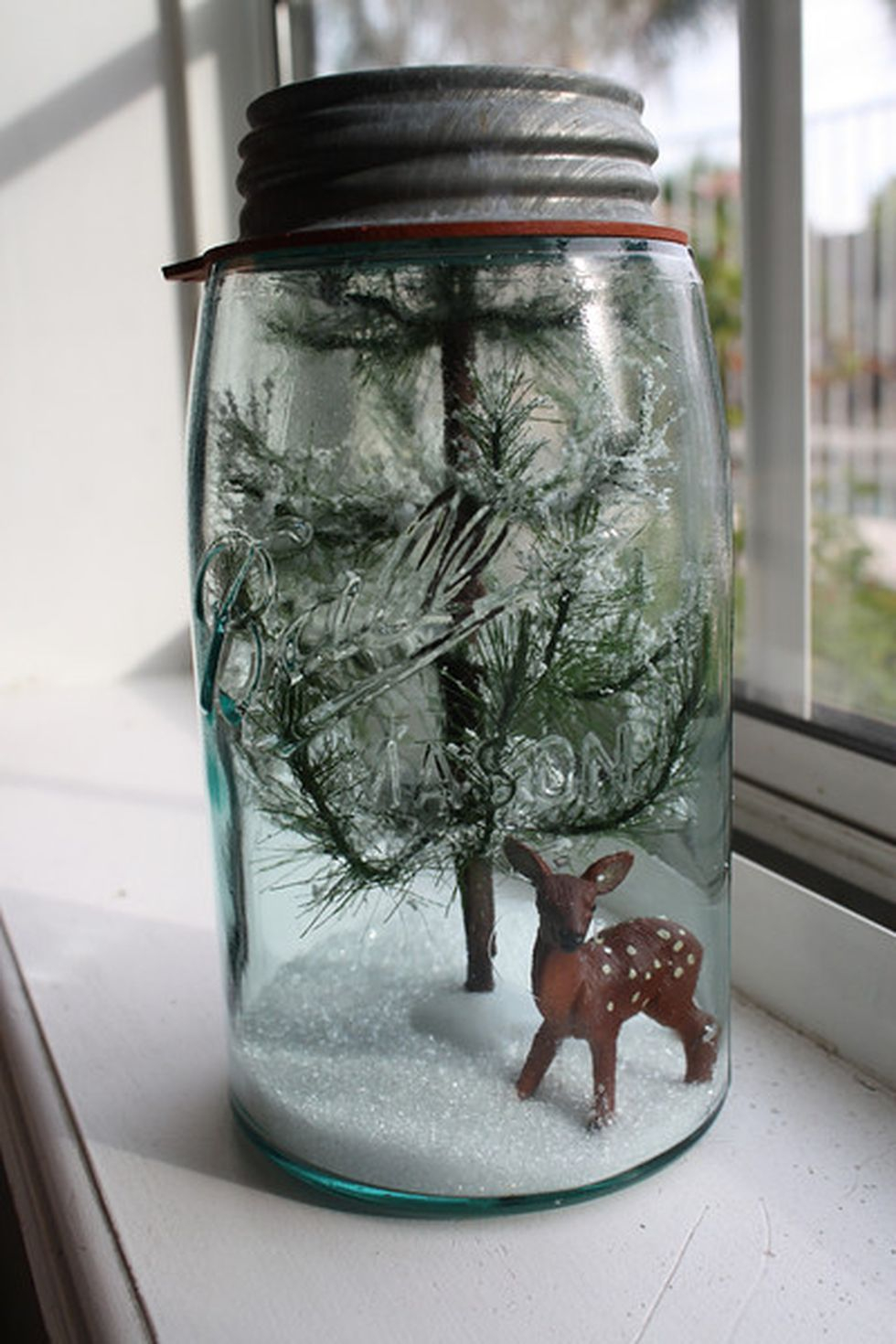 Creative-diy-snow-globe-mason-jars-ideas-5
