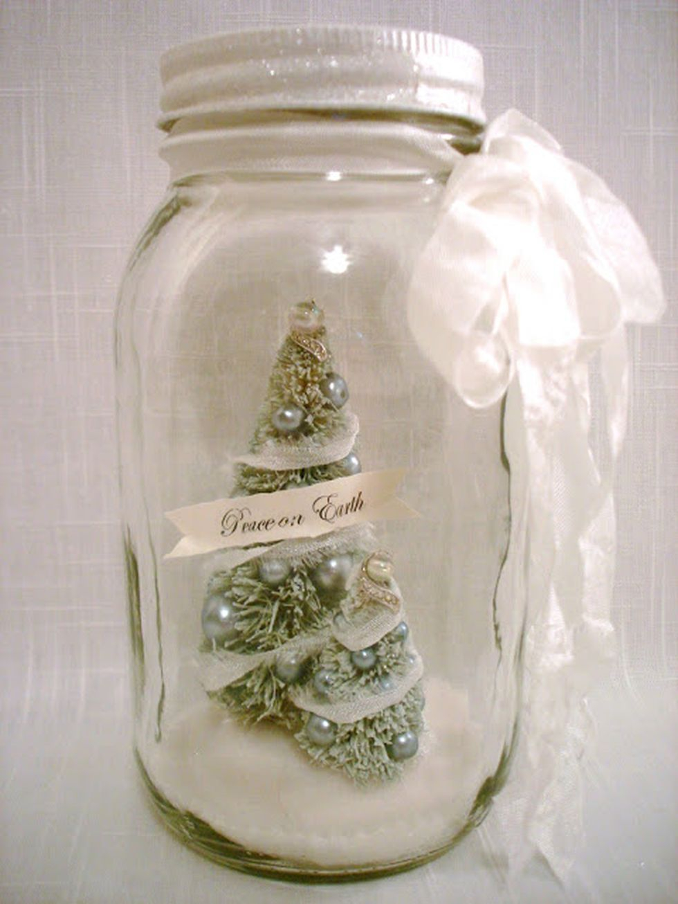 Creative-diy-snow-globe-mason-jars-ideas-66