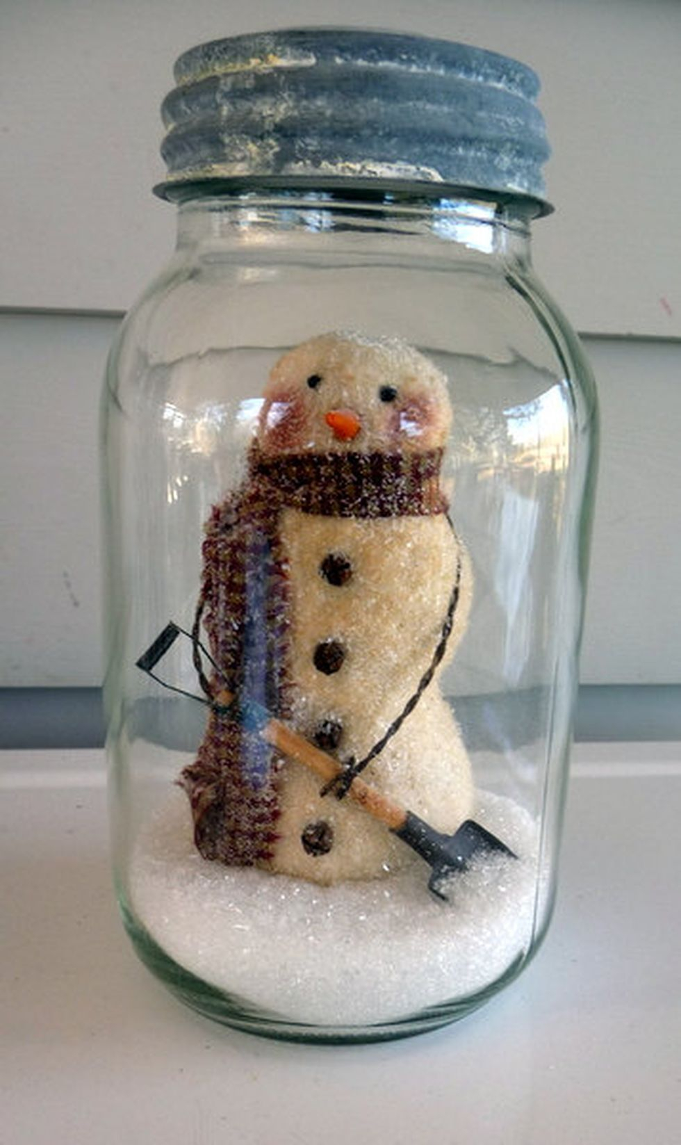Creative-diy-snow-globe-mason-jars-ideas-76