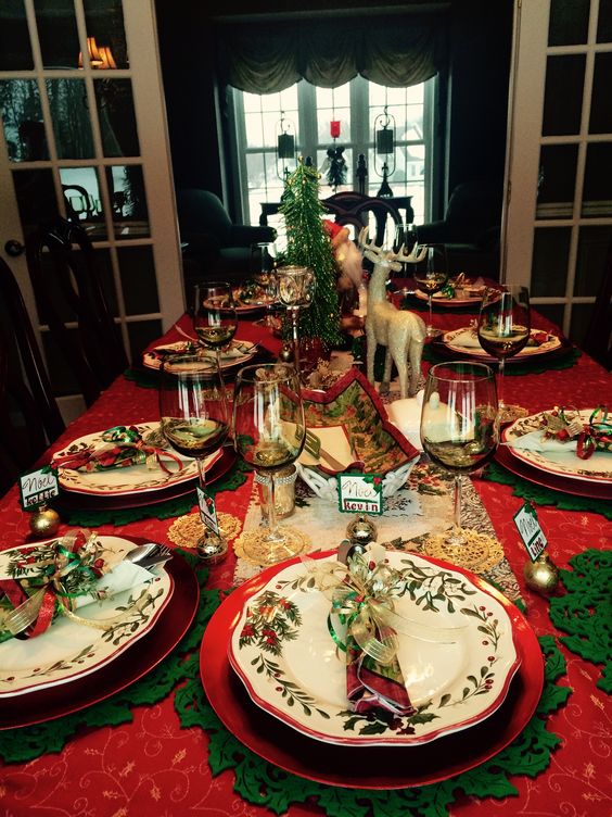 Red-and-green-christmas-tablescape
