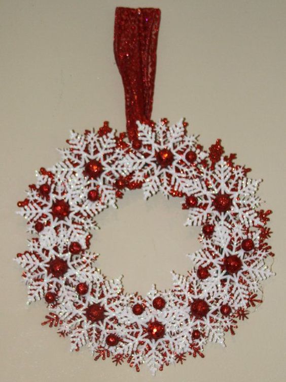 Red-and-white-christmas-snowflake-wreath