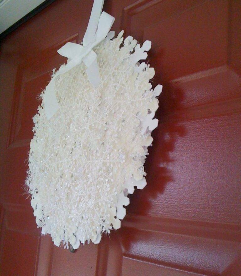 Snowflakeornamentwreathchristmasattemptingaloha-768x881-1