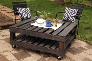 Turn-two-wood-pallets-into-one-fabulous-rolling-table.