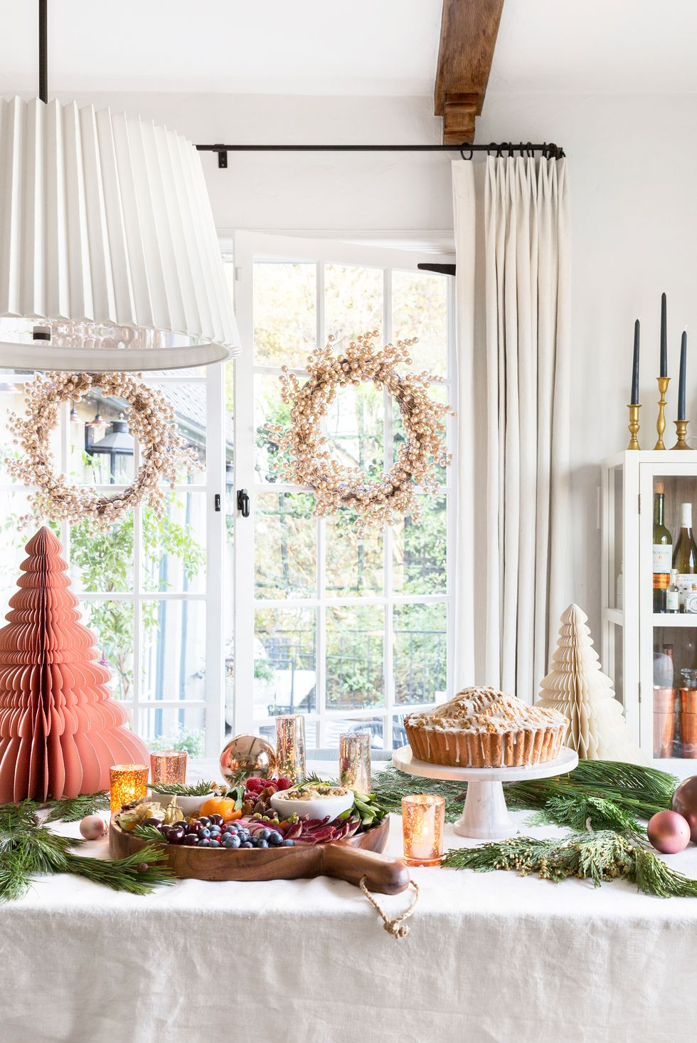 Christmas-window-decorations-design-by-emily-henderson-design-hosting-christmas-photo-by-sara-ligorria-tramp-4-1599066658