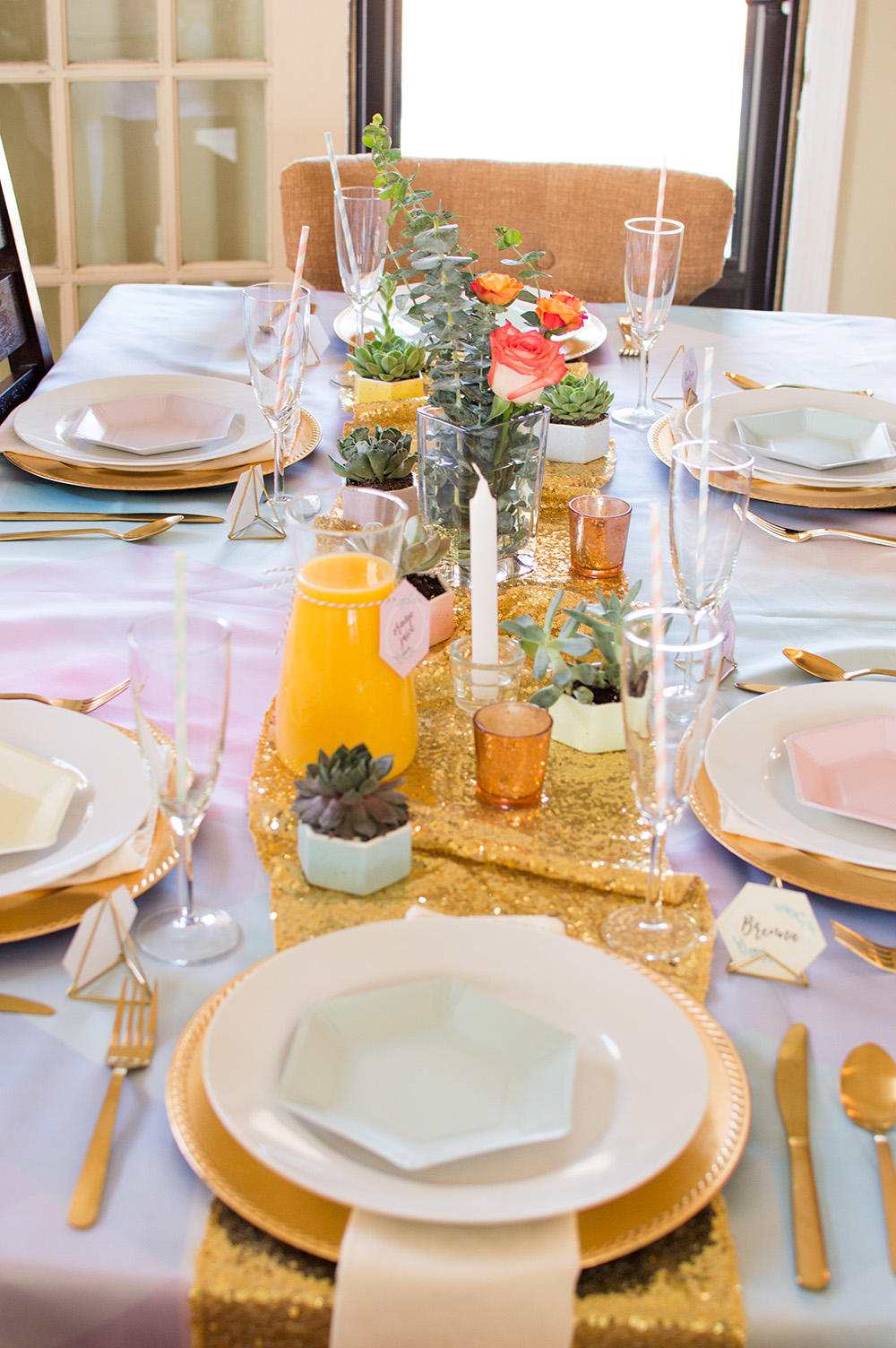 Decorate+a+table+with+succulents+to+add+something+to+your+dining+room