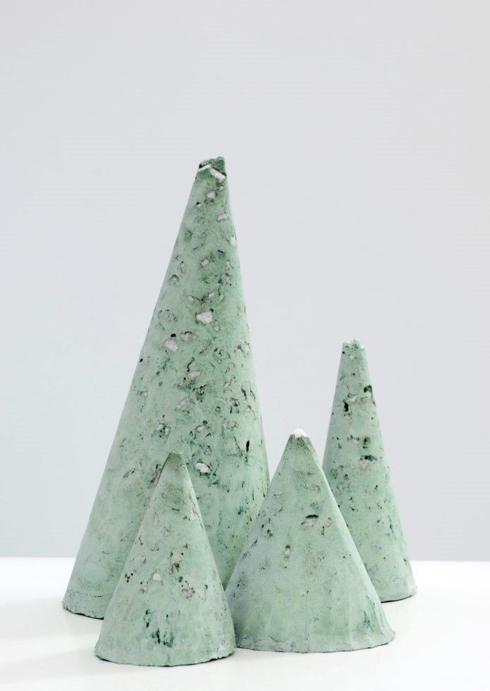Diy-cement-concrete-christmas-tree-minimalist-modern-decor-colored-green-latex-paint-w_dsc_5604abcdef_publish-697x1024-1
