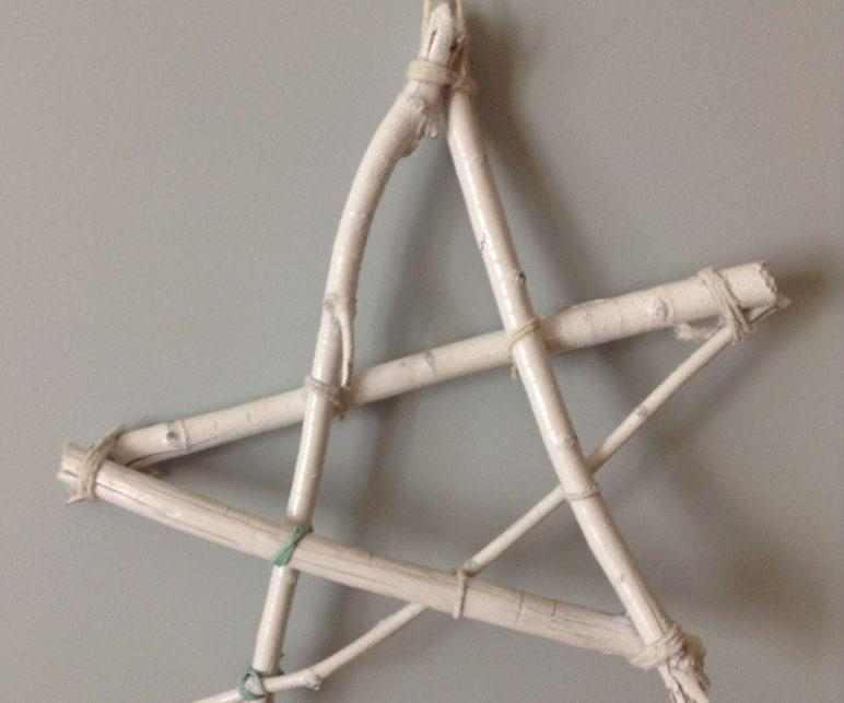 Diy-simple-rustic-christmas-star-decoration-250160-772x643