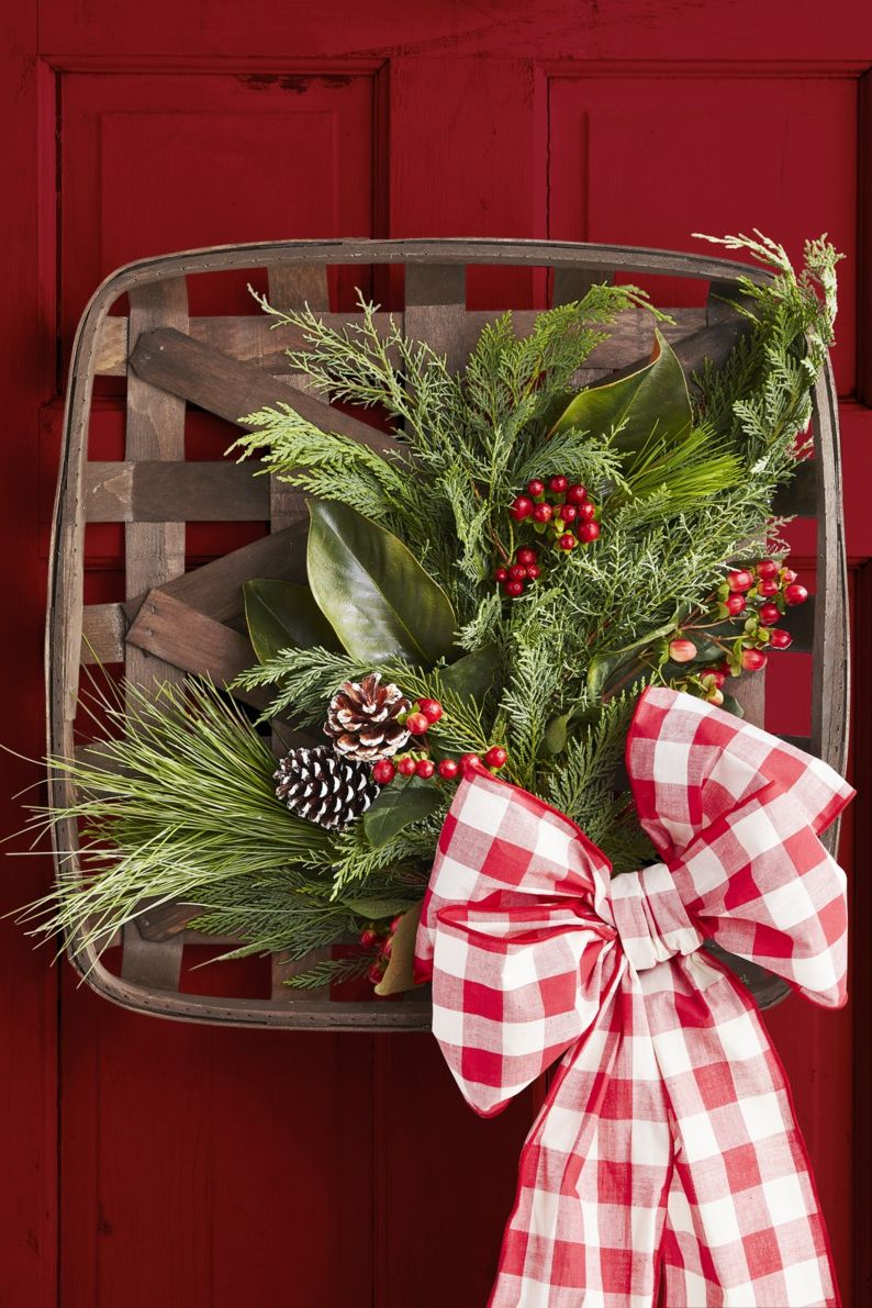 Outdoor-christmas-decorations-wreath-basket-1572882783
