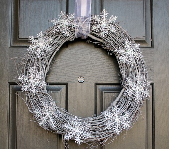 Snowy-winter-wreath-min