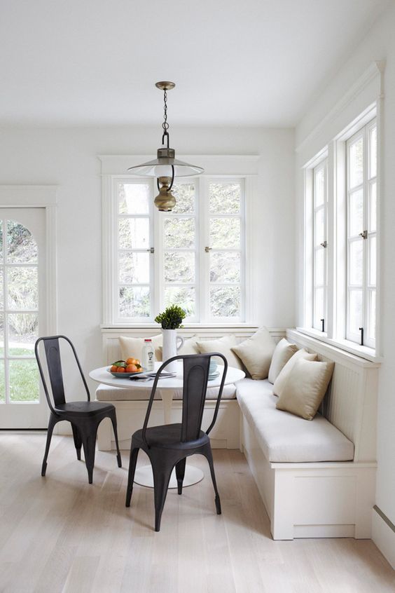 05-modern-neutral-breakfast-nook-with-black-chairs