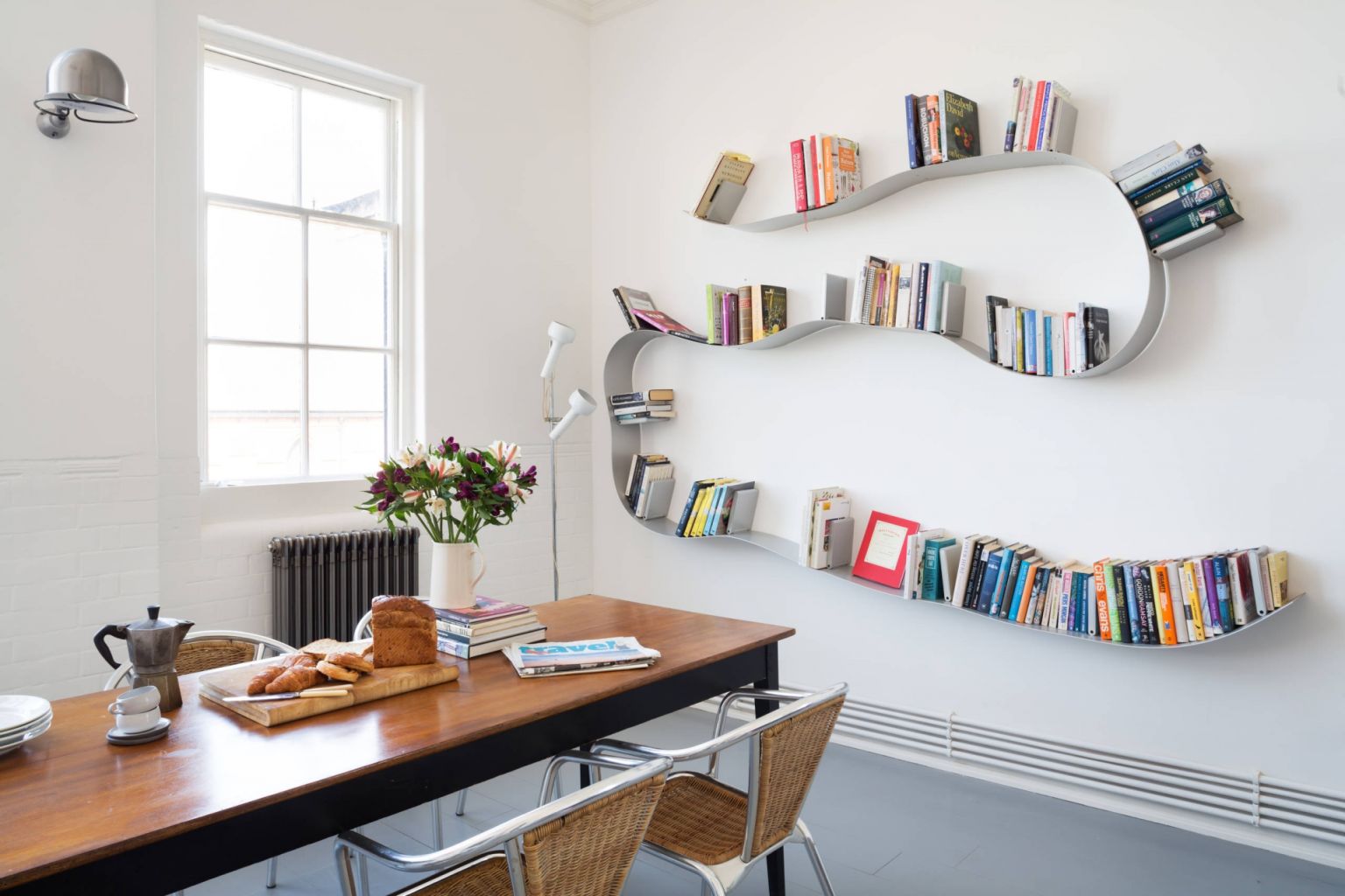 06-set-on-a-curve-bookshelf-ideas-homebnc-768x512@2x-2