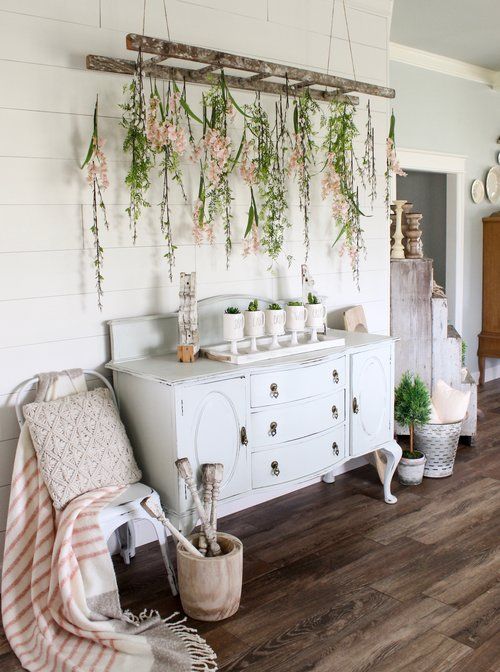 09-mugs-with-spring-bulbs-and-an-old-ladder-with-blooms-hanging-down-for-a-romantic-feel-1