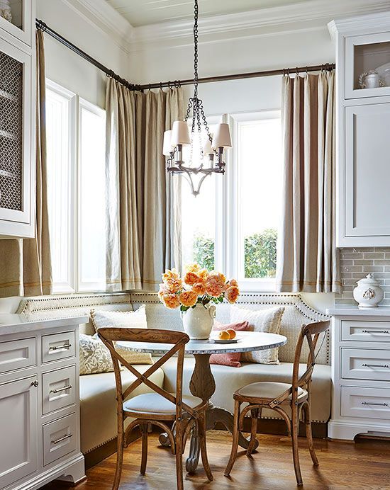 26-cozy-and-warm-traditional-breakfast-nook