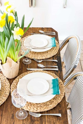 Add your daffodils and dip dyed napkins Chic Spring Table Setting Ideas To Enjoy Your Dinner And Lunch