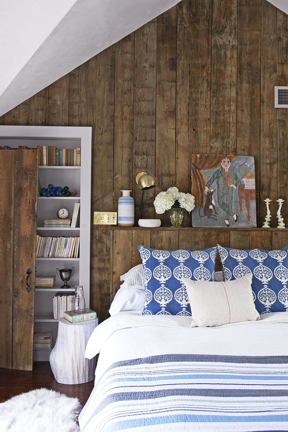 Contrast-colored bedroom
