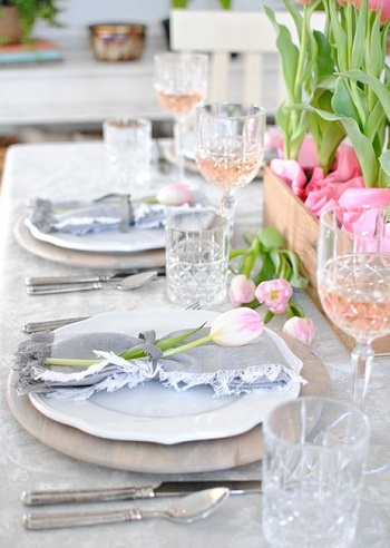 Incorporate crystal with soft grey napkins Chic Spring Table Setting Ideas To Enjoy Your Dinner And Lunch