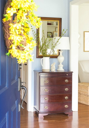 Inspiring living room spring decor with blooms and branches 1