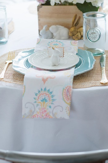 Match pastel dishes to patterned napkins Chic Spring Table Setting Ideas To Enjoy Your Dinner And Lunch