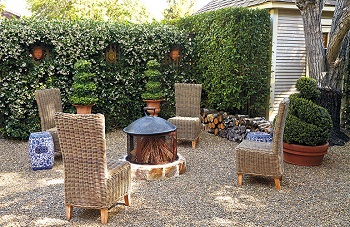 Simple white and green color scheme with casual atmosphere for entertaining and relaxing 2