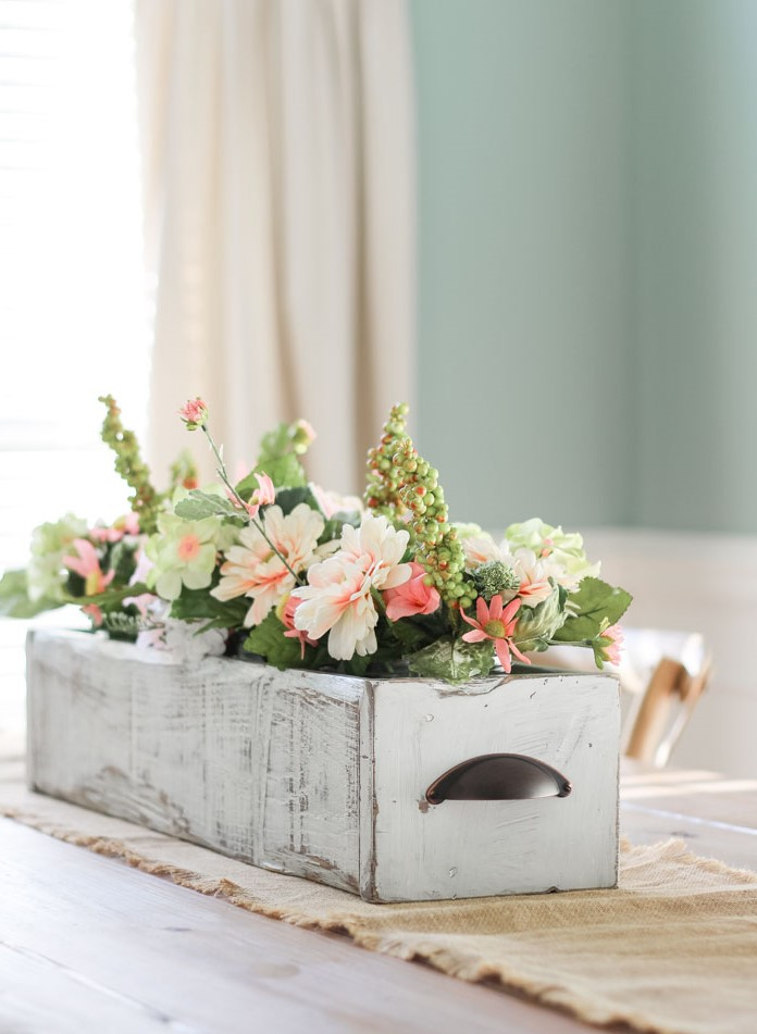 Spring-decor-ideas-the-turqoise-home-farmhouse-wooden-box-centerpiece