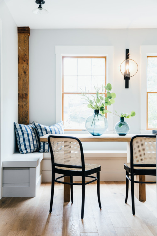 Modern-farmhouse-breakfast-nook-corner-banquette-with-windows-1