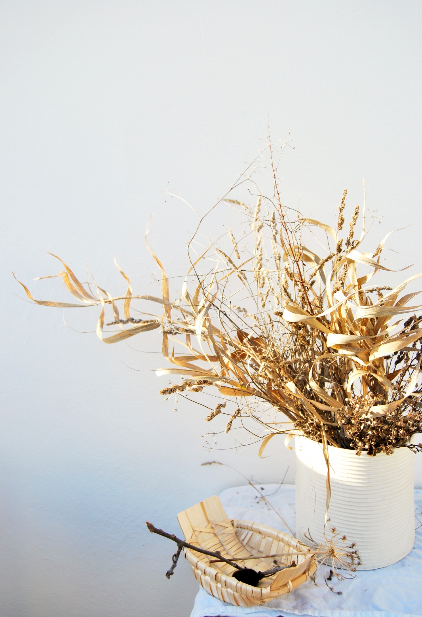 1-dried-seed-pods-basket-floral-arrangements-chelsea-fuss-1466x2145-1