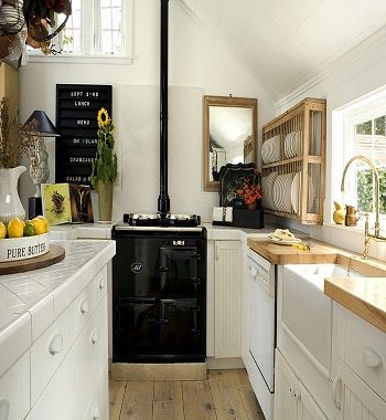 Trendy-Decorative Ways To Add A Plate Rack In Your Kitchen