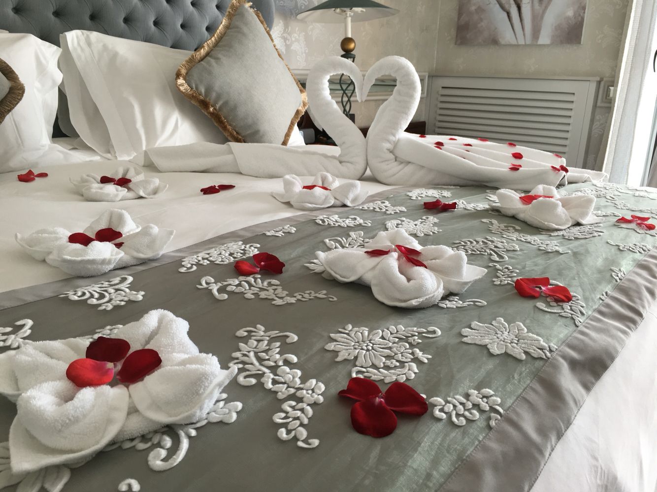 2-bedroom-decoration-for-valentine-day-12