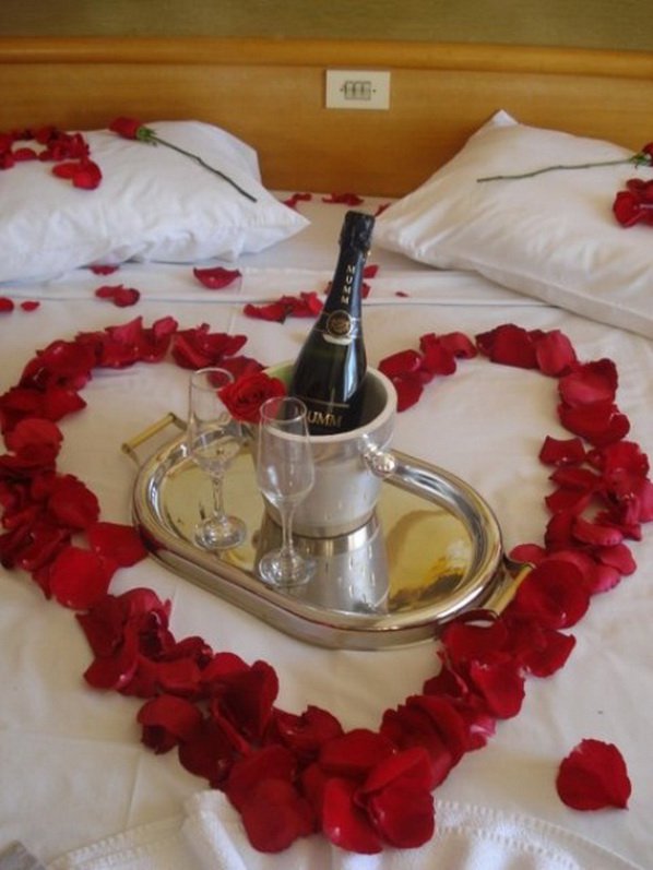 3-romantic-valentines-bedroom-decorating-ideas-23