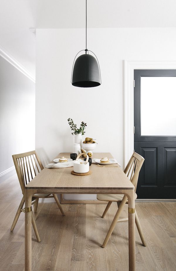 7-scandinavian-dining-room-with-warm-natural-wood-dining-table-and-black-pendant-light-via-luft-1