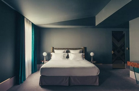 Art deco bedroom in blue
