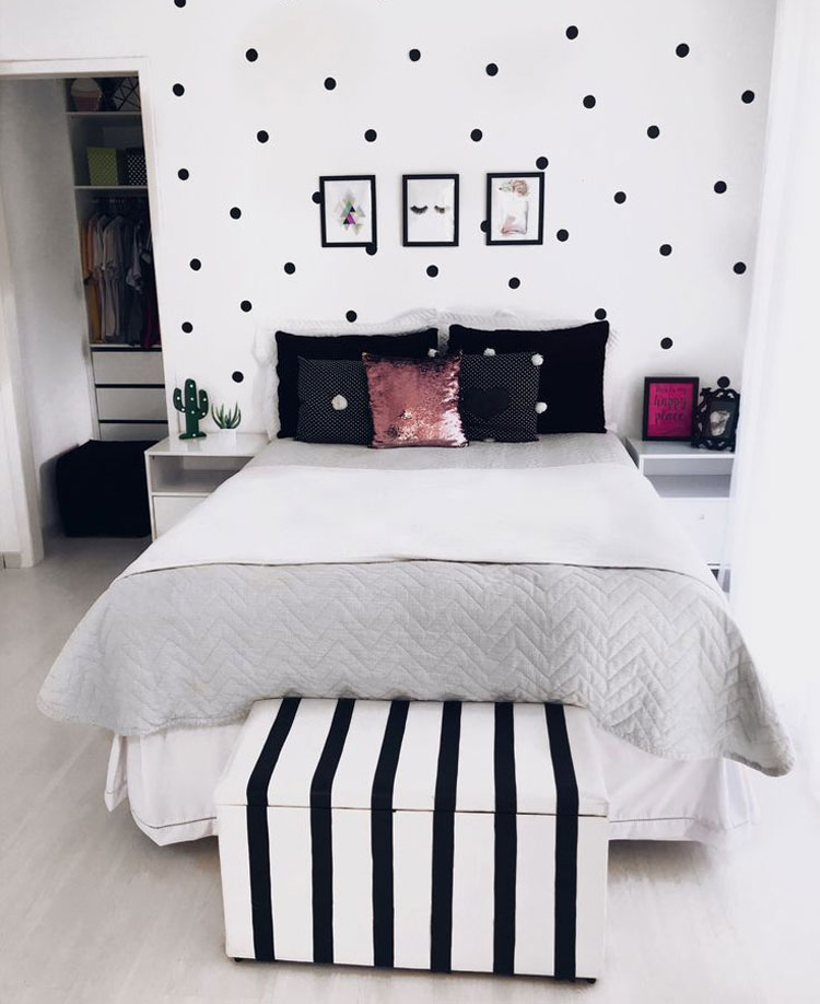 Cute-black-and-white-themed-teen-room-with-clean-design