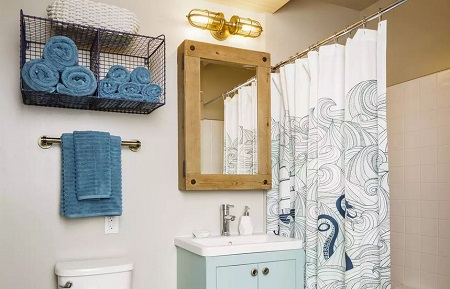 Maritime inspired bathroom decor