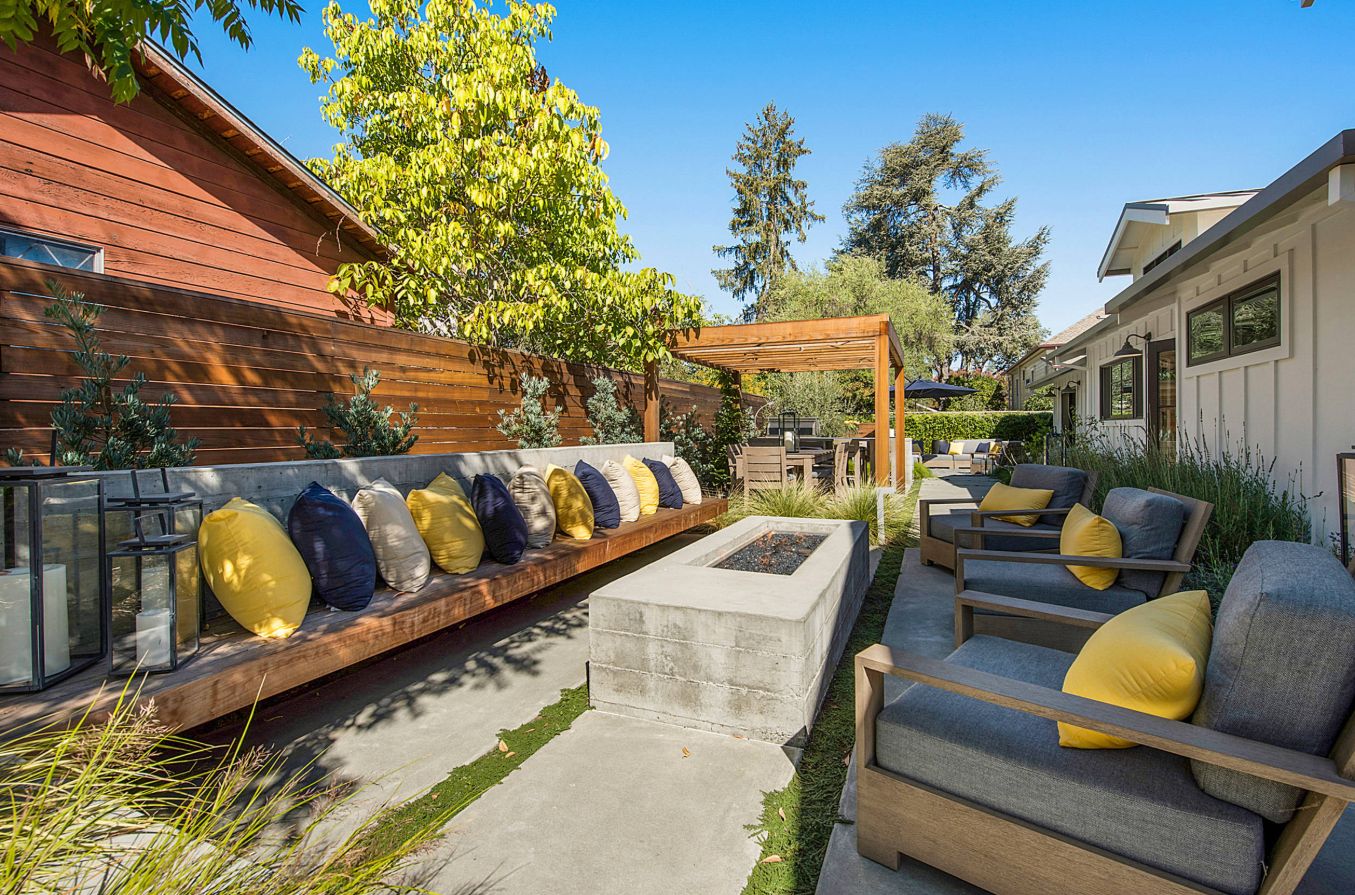 Patio-design-seating-with-a-pillow-decors