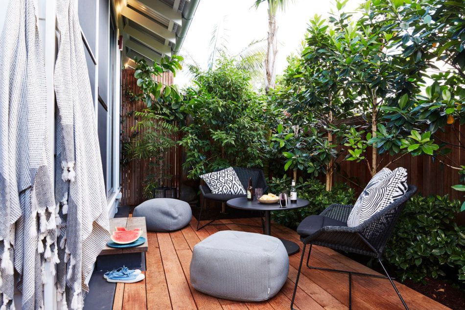 Small-wood-deck-patio-design-urban-style