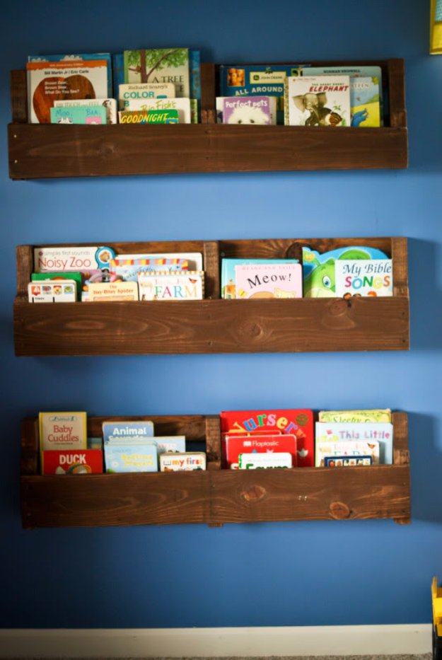 Wood-pallet-bookshelf-2