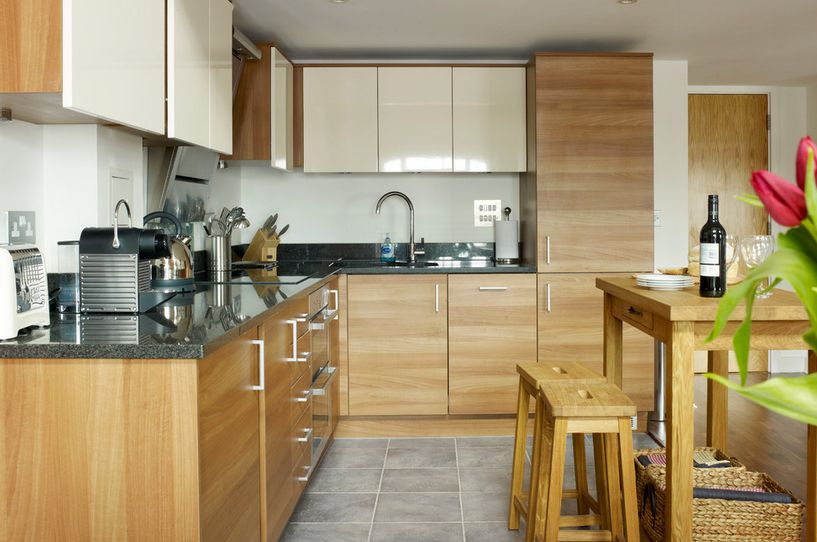 Bright-and-modern-two-toned-kitchen