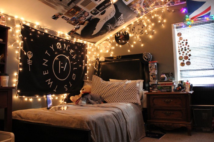 Posters-various-images-and-lit-sting-lights-decorating-the-walls-and-ceiling-of-a-dark-room-teenage-bedroom-ideas-for-small-rooms
