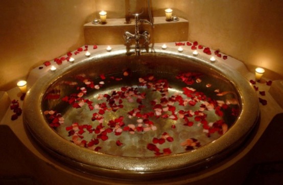 Valentines-day-bathroom-decor-ideas-23-554x362-1