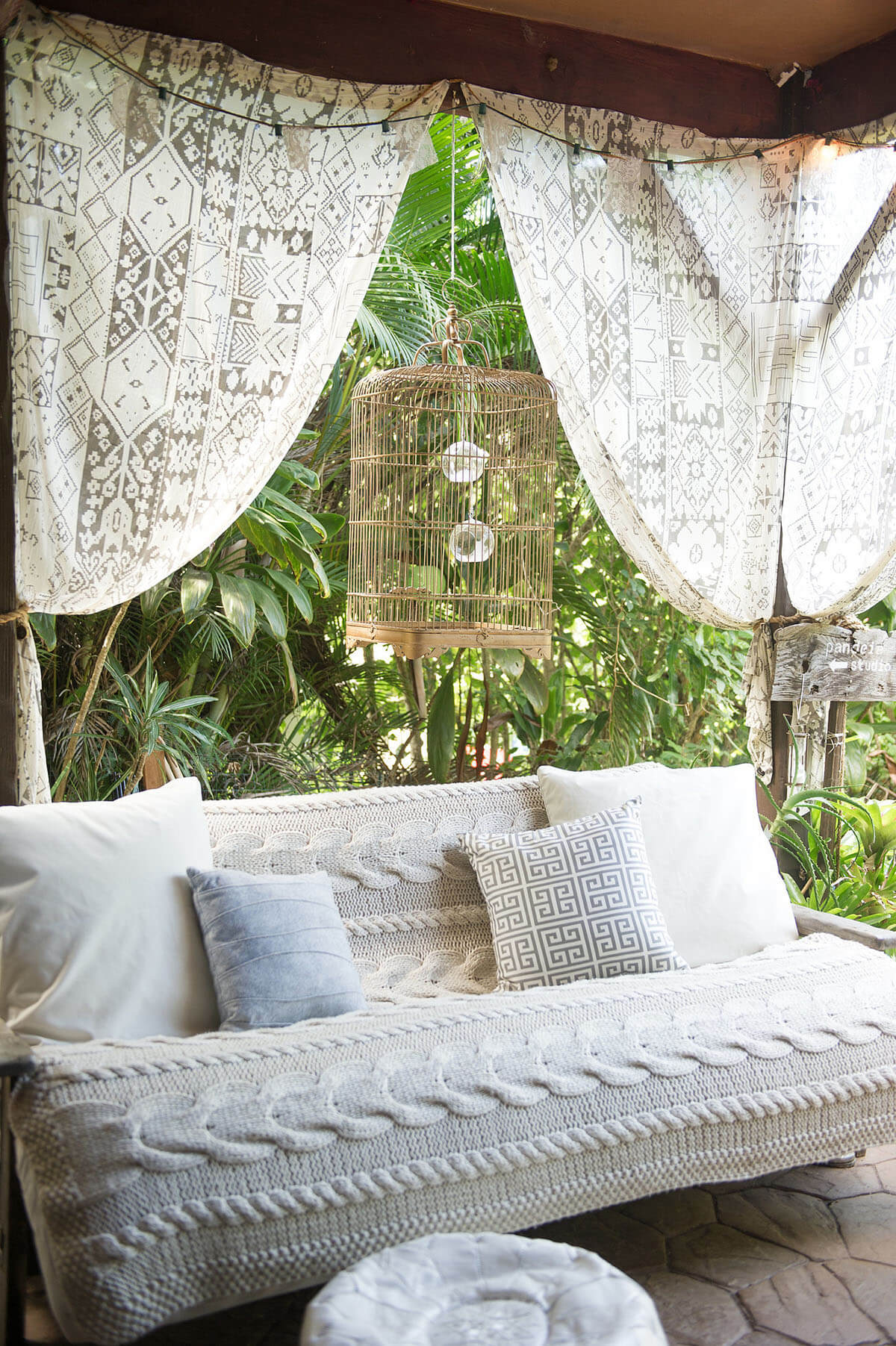 03-outdoor-curtain-ideas-homebnc-1