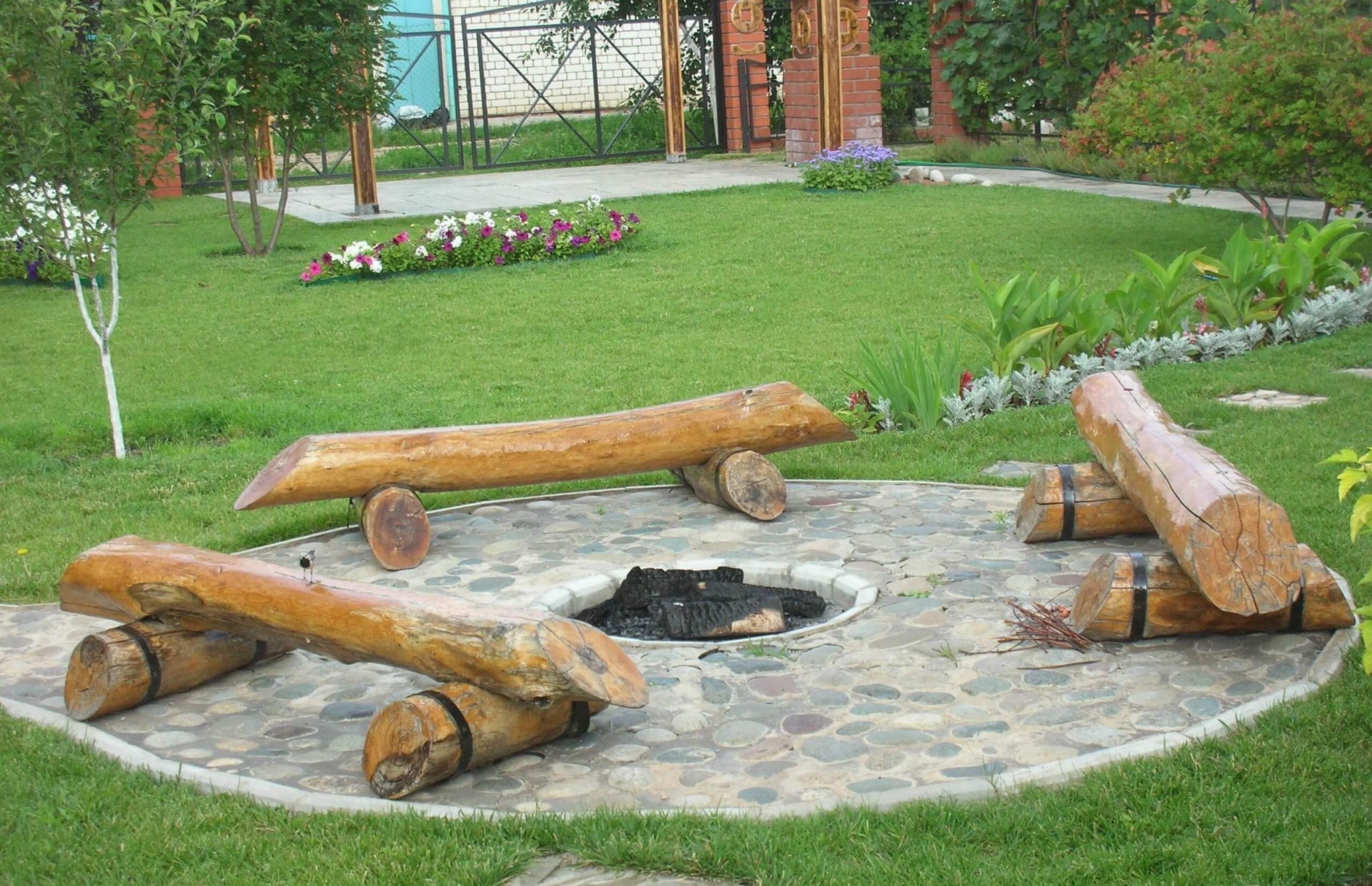1-02-round-firepit-area-ideas-homebnc-1024x768@2x