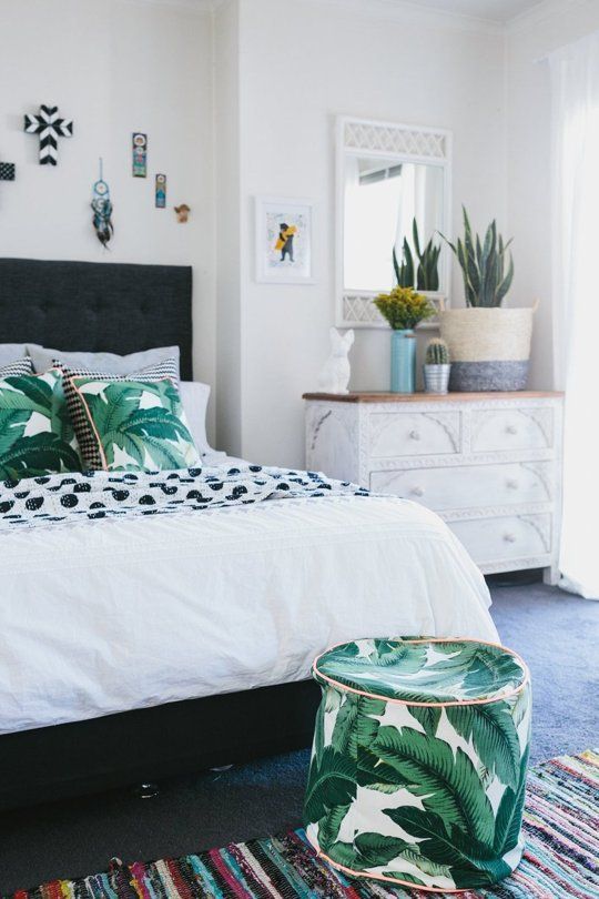 12-tropical-leaf-print-pillows-and-a-matching-ottoman-for-a-summer-bedroom