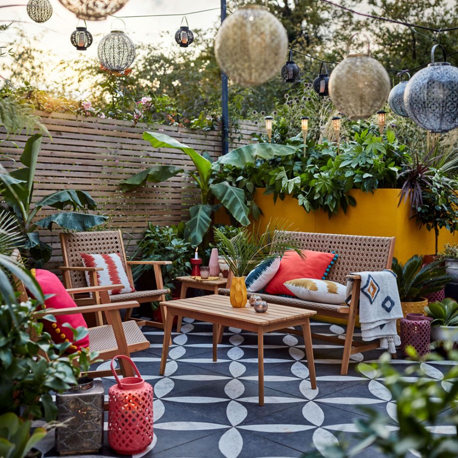 2-dobbies-garden-with-furniture-and-lighting-920x920-1